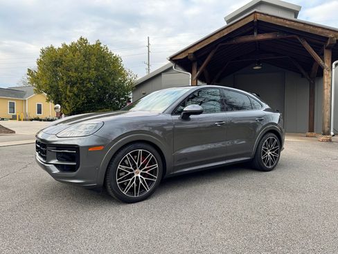 Used 2025 Porsche Cayenne GTS AWD/4WD image 5