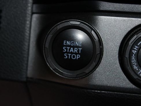 Used 2017 Toyota Tacoma TRD Off-Road w/ Premium & Technology Package AWD/4WD image 39