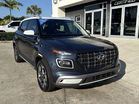 Used 2022 Hyundai Venue Limited image 8