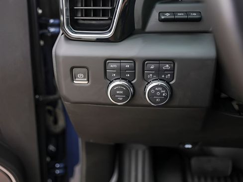 Used 2022 GMC Sierra 1500 Denali w/ Denali Reserve Package AWD/4WD image 17
