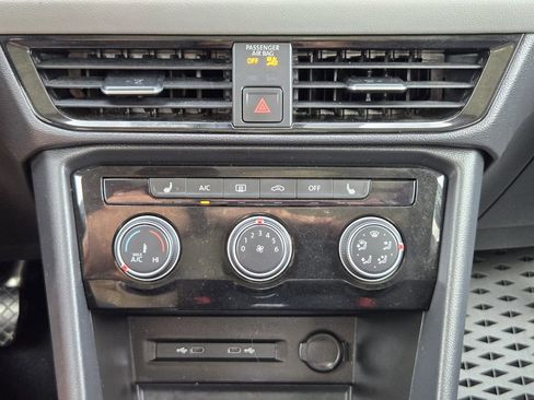 Used 2023 Volkswagen Taos SE w/ Panoramic Sunroof Package image 18