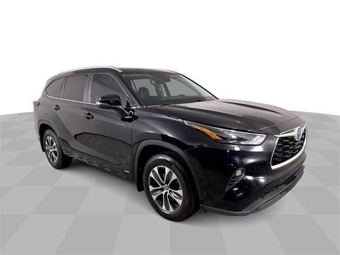 Used 2023 Toyota Highlander XLE image 2