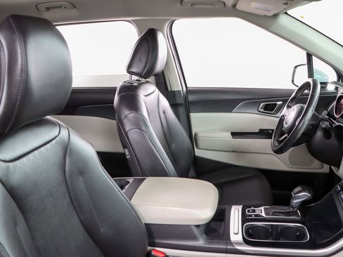 Used 2024 Kia Carnival LX image 27