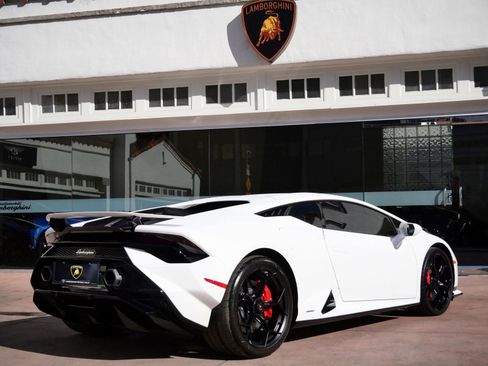 Used 2023 Lamborghini Huracan Tecnica image 3