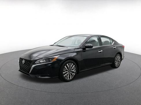 Used 2025 Nissan Altima 2.5 SV FWD image 3