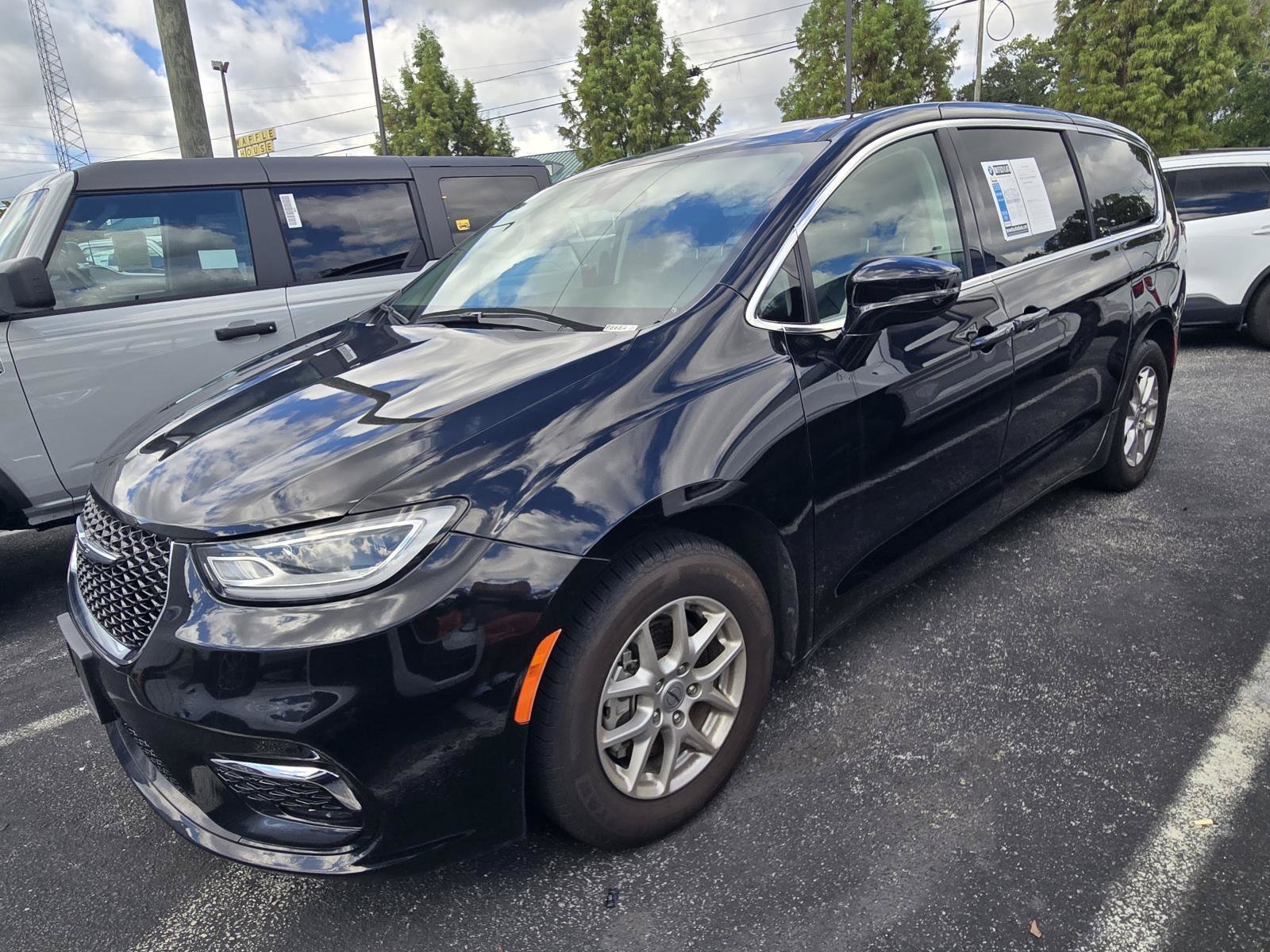 Used 2024 Chrysler Pacifica Touring-L FWD image 2