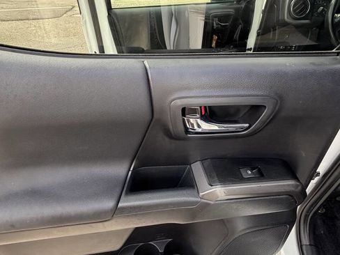 Used 2021 Toyota Tacoma TRD Off-Road w/ Technology Package image 4