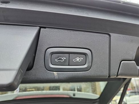 Certified 2023 Volvo XC60 B5 Ultimate w/ Protection Package Premier image 12