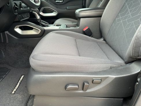 Used 2025 Nissan Frontier SV image 11