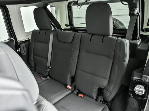 Used 2020 Jeep Wrangler Unlimited Sahara image 21