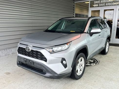 Used 2021 Toyota RAV4 XLE w/ Convenience Package FWD image 2
