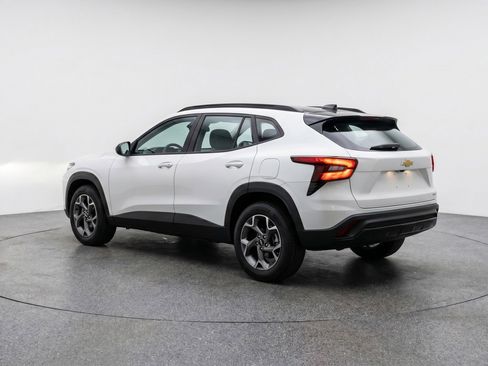 Used 2025 Chevrolet Trax LT w/ LT Convenience Package FWD image 6