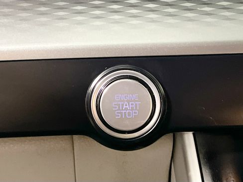 Used 2023 Kia Carnival LX image 24