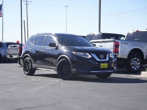 Used 2018 Nissan Rogue SV image 2