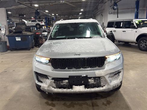 Used 2024 Jeep Grand Cherokee Laredo image 3