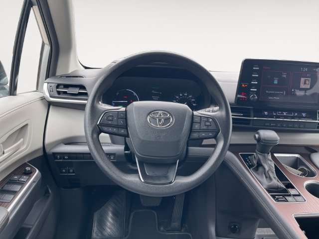 Used 2024 Toyota Sienna LE AWD/4WD image 12