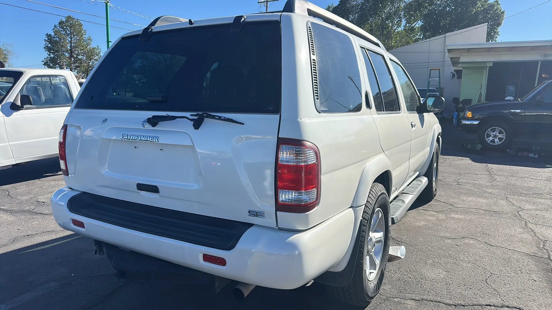Used 2003 Nissan Pathfinder SE AWD/4WD image 2