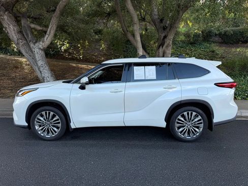Used 2020 Toyota Highlander Platinum image 2