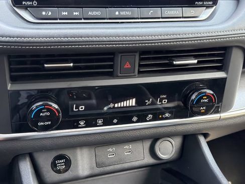 Used 2025 Nissan Rogue SV FWD image 16