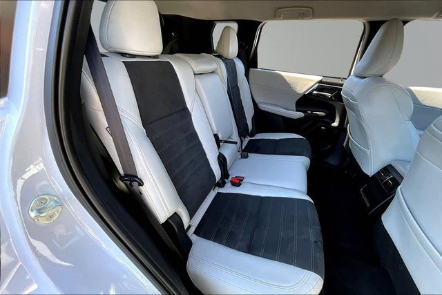 Used 2025 Mitsubishi Outlander SE FWD image 25