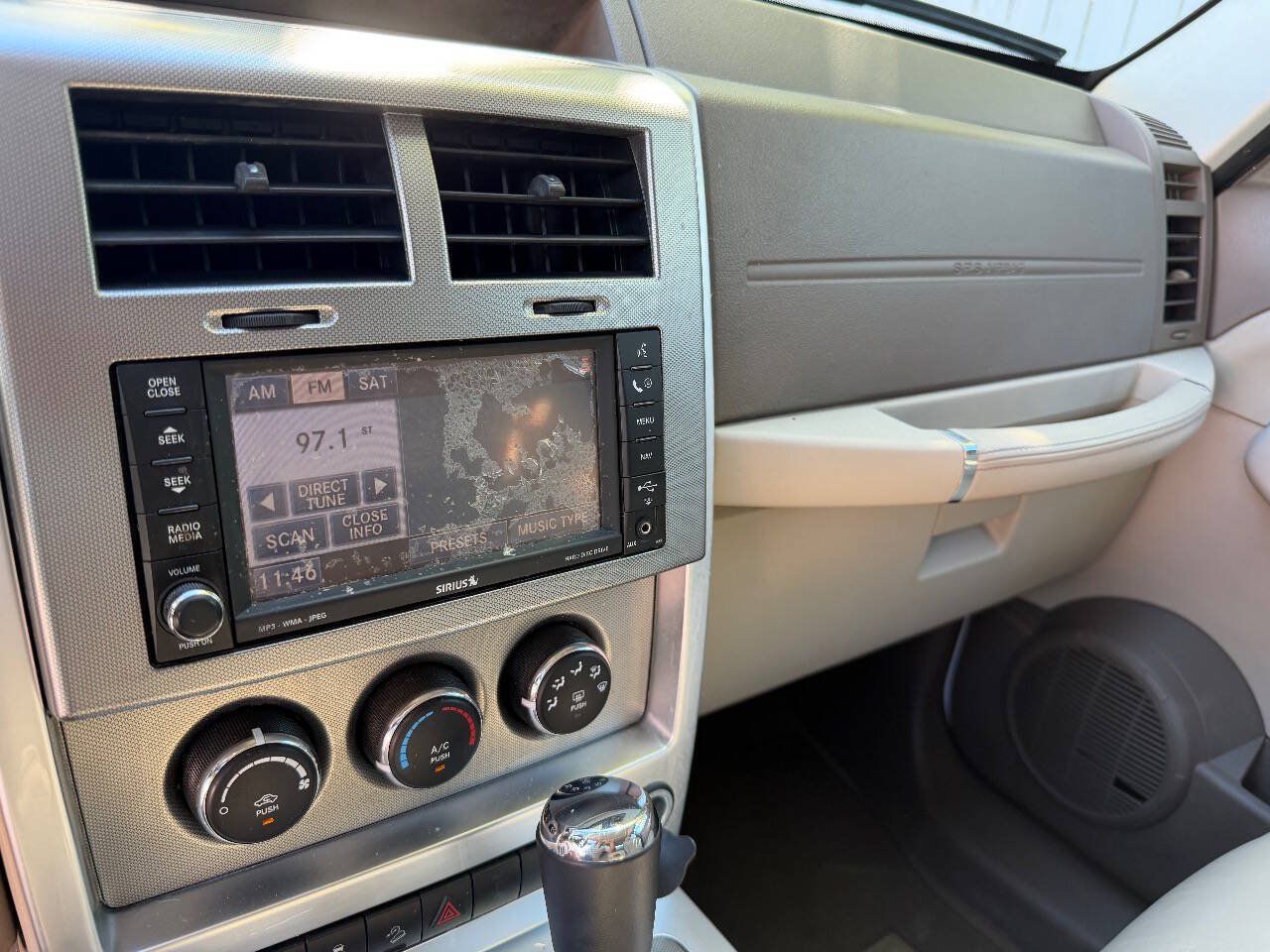 Used 2010 Jeep Liberty Limited AWD/4WD image 8