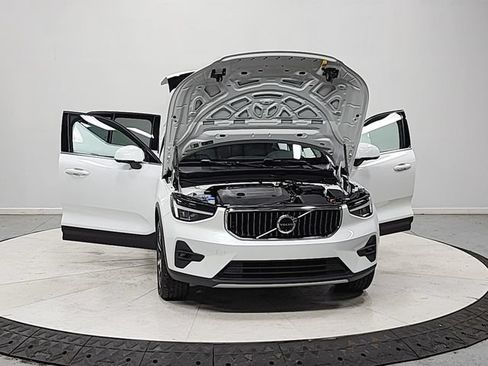 Used 2024 Volvo XC40 B5 Plus AWD/4WD image 11