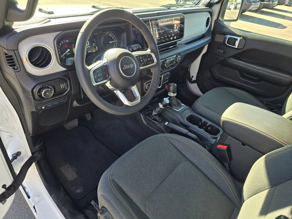 Used 2024 Jeep Wrangler Unlimited Sahara AWD/4WD image 2