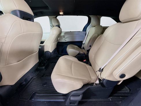 Used 2023 Toyota Sienna XLE AWD/4WD image 3