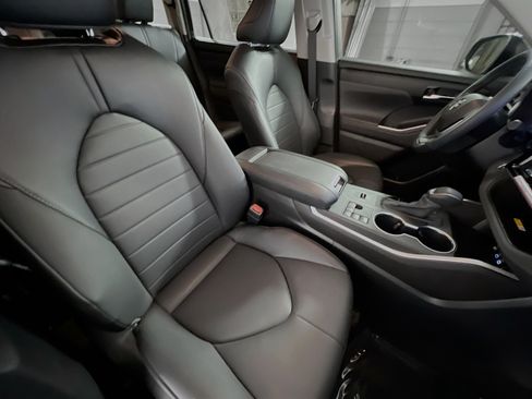 Used 2024 Toyota Highlander XLE FWD image 31