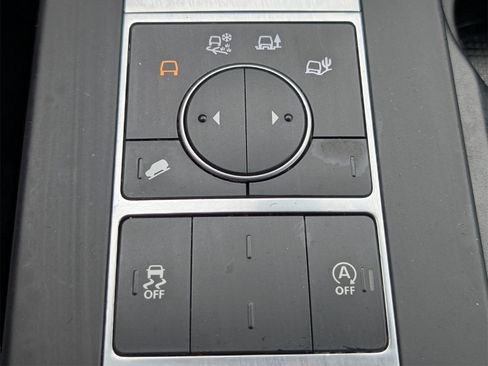 Used 2020 Land Rover Discovery SE image 24