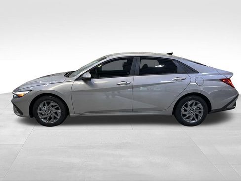 Used 2025 Hyundai Elantra Hybrid FWD image 2