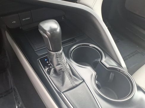 Used 2020 Toyota Camry SE FWD image 12