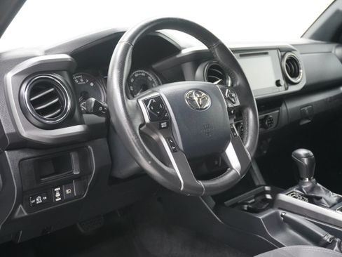 Used 2018 Toyota Tacoma TRD Sport w/ Technology Package AWD/4WD image 10