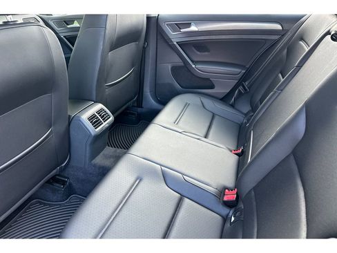 Used 2018 Volkswagen Golf SE image 13