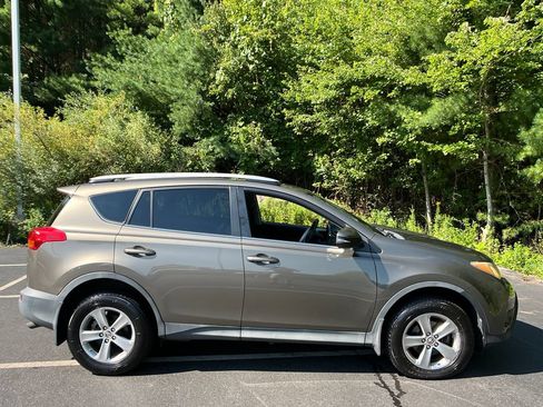 Used 2015 Toyota RAV4 XLE AWD/4WD image 5