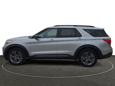 Used 2021 Ford Explorer XLT w/ Equipment Group 202A AWD/4WD image 2