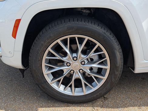Used 2025 Jeep Grand Cherokee Summit AWD/4WD image 30