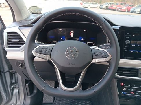 Used 2025 Volkswagen Taos SE image 15
