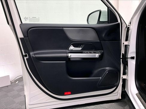 Used 2022 Mercedes-Benz GLB 250 image 24