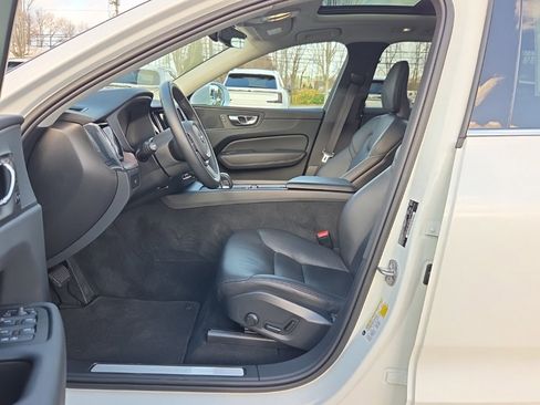 Certified 2023 Volvo XC60 B5 Plus image 4