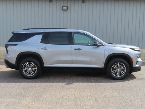 Used 2025 Chevrolet Traverse LT AWD/4WD image 2