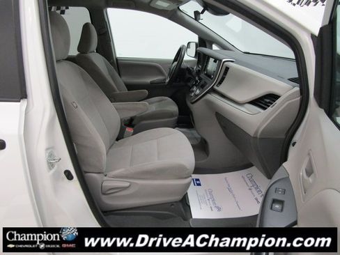 Used 2020 Toyota Sienna L image 31