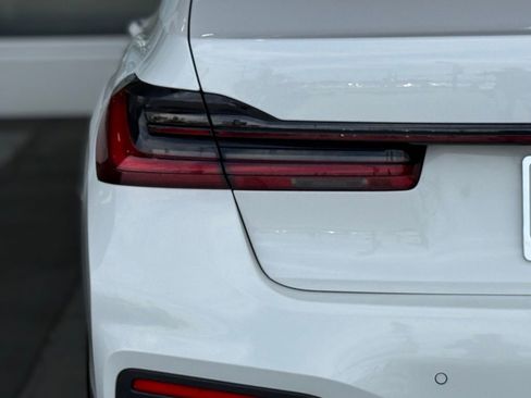 Used 2022 BMW 740i w/ M Sport Package RWD image 11