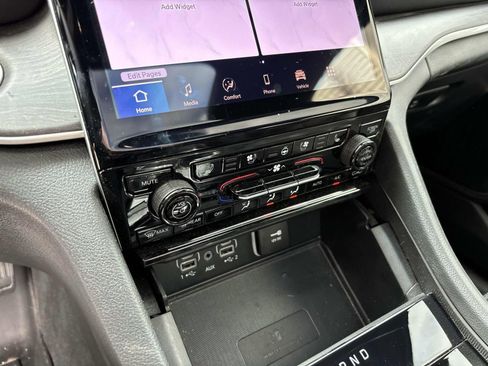 Used 2025 Jeep Grand Cherokee Limited w/ Luxury Tech Group II image 21