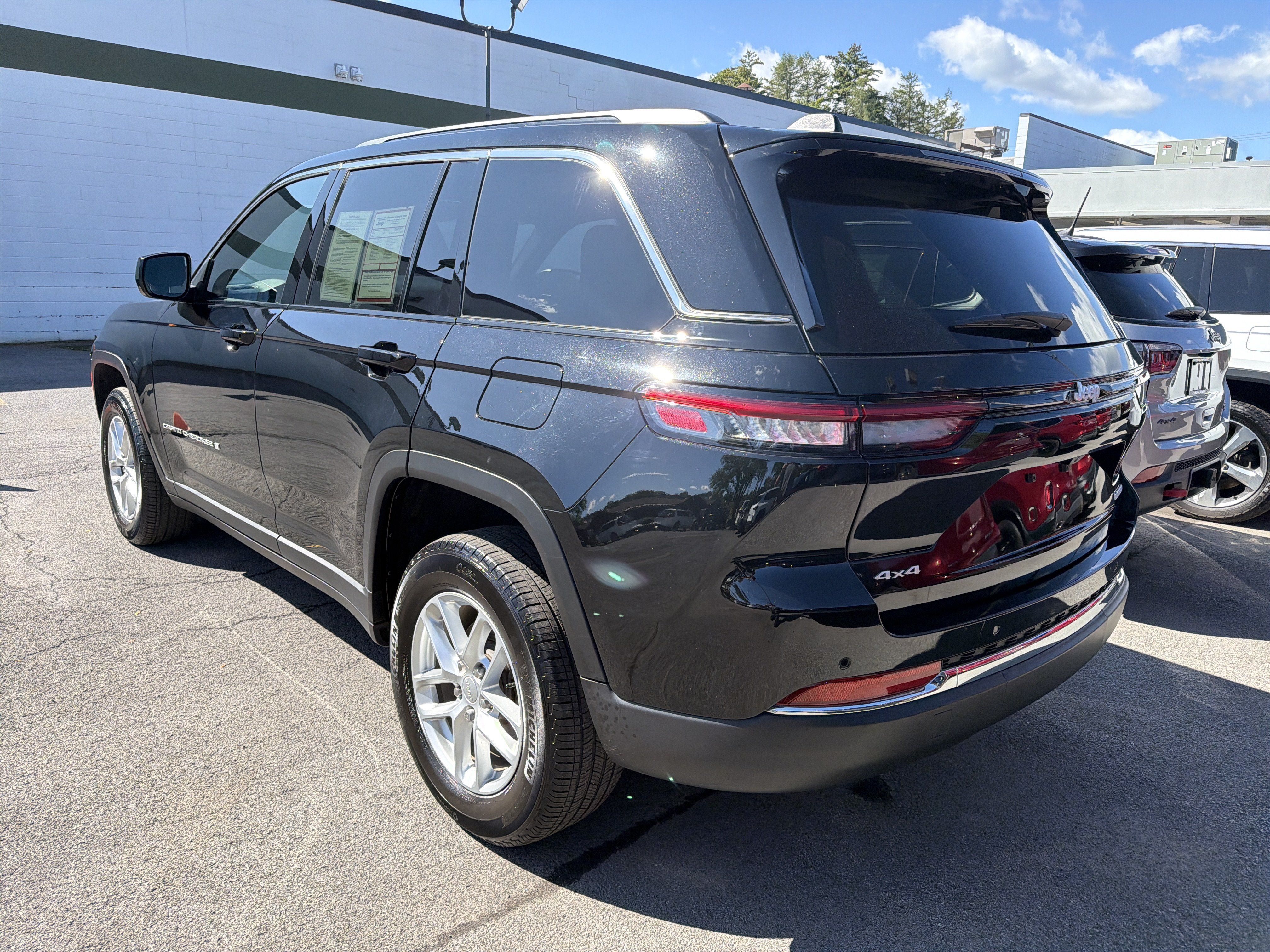 Used 2024 Jeep Grand Cherokee Laredo X w/ Luxury Tech Group I AWD/4WD image 5
