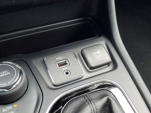 Used 2019 Jeep Cherokee Limited AWD/4WD image 27
