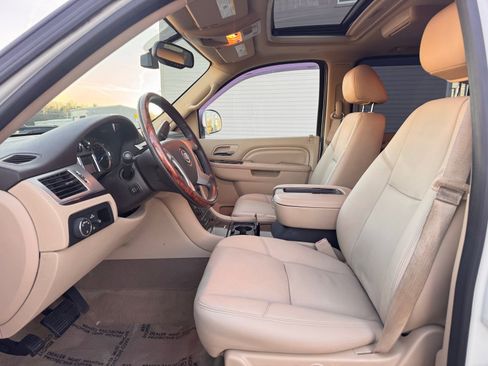 Used 2014 Cadillac Escalade ESV Luxury image 17