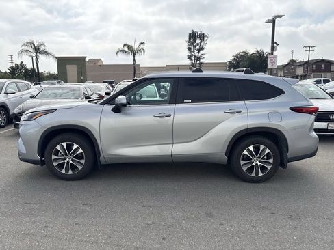 Used 2023 Toyota Highlander XLE FWD image 2