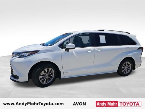 Used 2021 Toyota Sienna LE w/ LE Plus Package FWD image 4