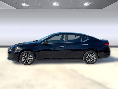 Used 2024 Nissan Altima 2.5 SV image 2
